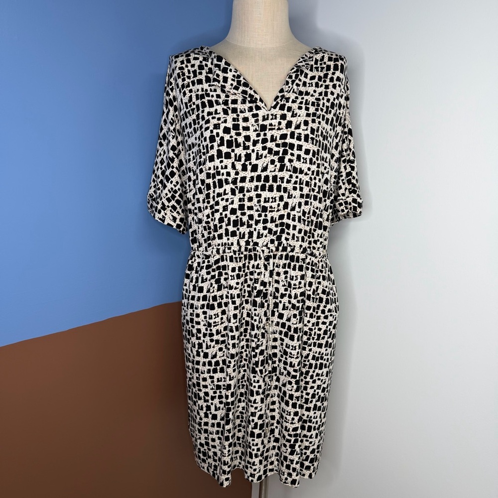 Chicos Split Neck Tie Waist Dress Women's Size 3 XL Black & White 3/4 Sleeve‎